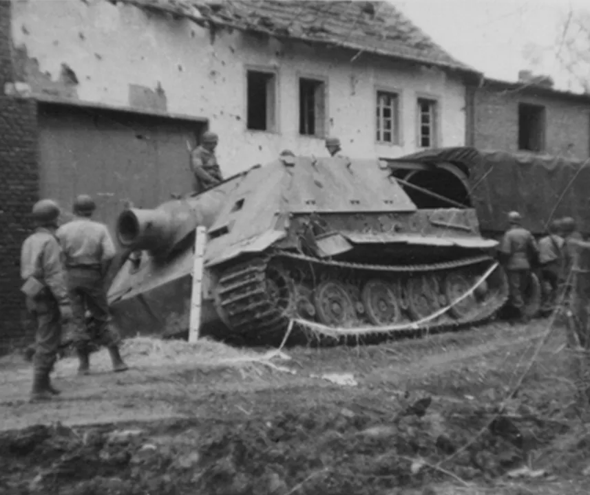 Ein "Sturmtiger", ein Panzer gestrandet am Straßenrand.